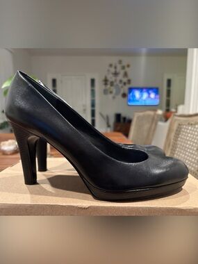 Bandolino Black Leather Platform Pumps